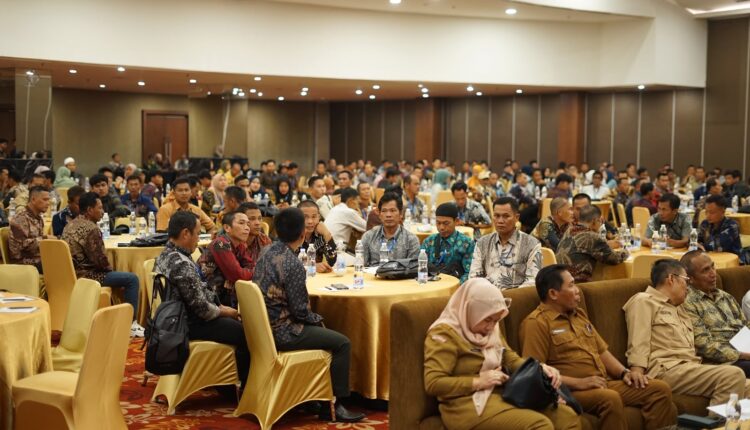 Sebanyak 99 pekebun asal Kabupaten Musi Rawas menyimak pemaparan materi saat pembukaan Pelatihan Budidaya Kelapa Sawit di Hotel Benston, Palembang, Sumatra Selatan..