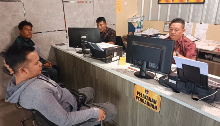 Korban pencurian, Rahmadi Sudarso, memberikan keterangan kepada petugas saat membuat laporan kepolisian di Sentra Pelayanan Kepolisian Terpadu (SPKT) Polrestabes Palembang, Sumatra Selatan.