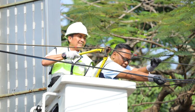 Langkah nyata tata wajah kota! Wali Kota Palembang, Drs. H. Ratu Dewa, M.Si., memimpin langsung penataan dan pemutusan kabel udara yang semrawut di kawasan POM IX