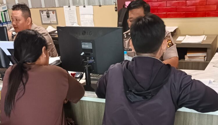 Waspada modus penipuan analis kartu kredit palsu! Seorang warga Alang-Alang Lebar, Palembang, mendatangi SPKT Polrestabes Palembang, setelah menjadi korban penipuan.