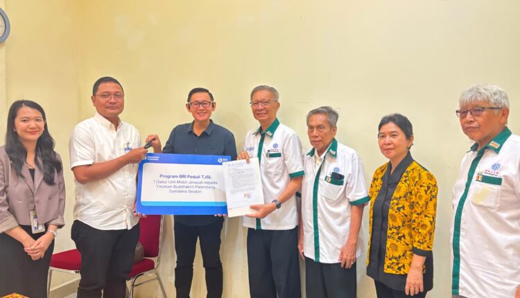 Branch Office Head BRI Palembang A Rivai, Agus Herma Pribadi menyerahkan replika kunci mobil secara simbolis kepada Ketua Yayasan Buddhakirti, Zewwy Salim di Kantor Yayasan Buddhakirti, Palembang.