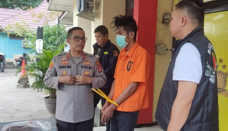 Kapolsek Seberang Ulu (SU) II Palembang, Kompol Dedi Rahmat Hidayat, memberikan keterangan terkait penangkapan tersangka IB (36) di Mapolsek SU II, Palembang, Sumatera Selatan.