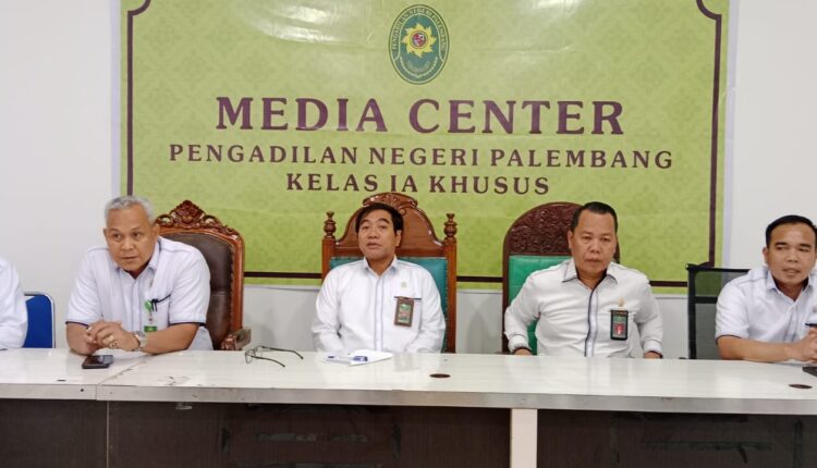 Setelah kurang lebih 14 bulan menempati gedung sementara di Museum Tekstil, Pengadilan Negeri (PN) Palembang Kelas IA Khusus resmi kembali beroperasi di gedung utama, Jalan Kapten A Rivai.