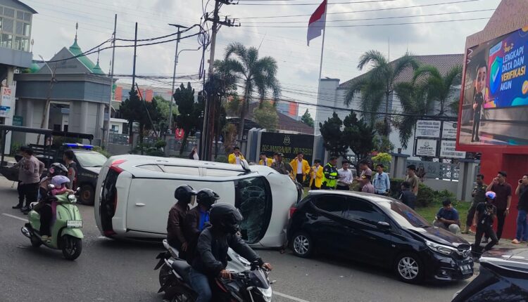 Insiden kecelakaan lalu lintas yang melibatkan tiga kendaraan roda empat terjadi tepat di depan kantor Kejari Palembang, Jalan KH Gub Bastari.