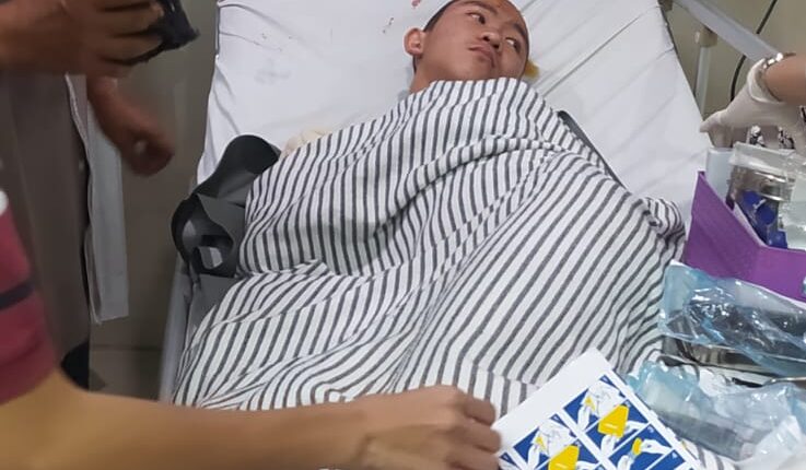 Suasana penanganan korban curas di ruang perawatan rumah sakit di Palembang. Korban terluka parah setelah mencoba menggapai bagian belakang motor pelaku yang melarikan diri, hingga membuatnya terseret di aspal Jalan Gersik, Kelurahan Sekip Jaya. Kasus ini kini tengah diselidiki oleh Unit Pidum Satreskrim Polrestabes Palembang.