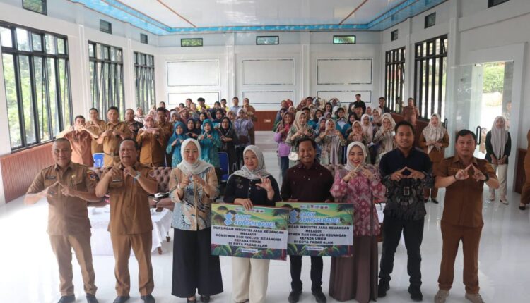 Asisten II Setdako Pagar Alam Cholmin Heryadi dan Ketua TP PKK Kota Pagar Alam Hera Parianti Ludi foto bersama para peserta usai membuka sosialisasi Program 100.000 Sultan Muda Sumsel di Balai Pertemuan Rumah Dinas Wali Kota.