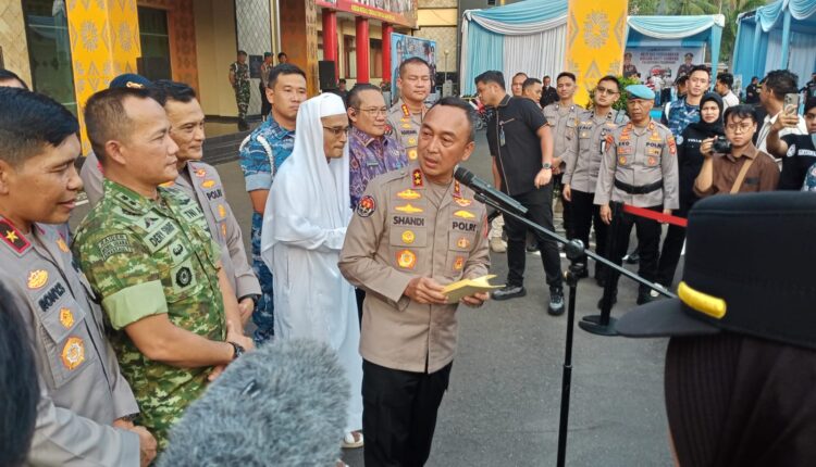 Kapolda Sumsel Irjen Pol Sandi Nugroho memberikan keterangan pers didampingi Wakapolda Brigjen Pol Rony Samtana dan Kapolrestabes Palembang Kombes Pol Sonny Mahar Budi Adityawan usai memimpin Apel Besar Sabuk Kamtibmas di Mapolrestabes Palembang.