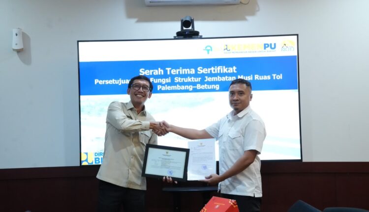 Direktur Operasi III Hutama Karya Iwan Hermawan menerima Sertifikat Persetujuan Laik Fungsi (PLF) Struktur Jembatan Musi V dari Kepala Balai Keamanan Jembatan dan Terowongan Khusus Kementerian PU Armen Adekristi di Jakarta.