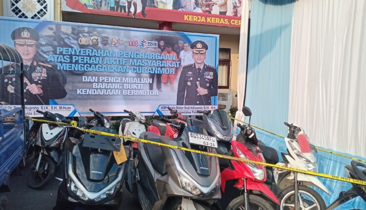 Kapolda Sumsel Irjen Pol Sandi Nugroho mengapresiasi peran aktif warga sekaligus menyerahkan kembali puluhan sepeda motor hasil sitaan kepada pemiliknya.