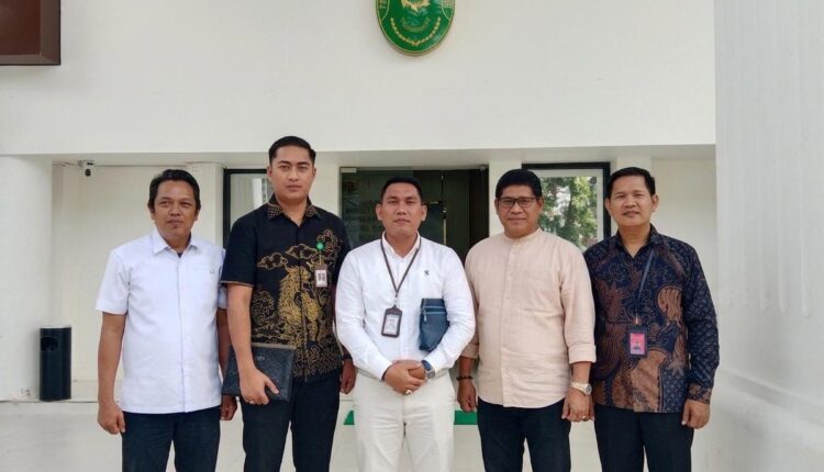 Tim kuasa hukum terdakwa Yansori memberikan keterangan pers usai menghadiri sidang agenda pembacaan tuntutan di Pengadilan Negeri Palembang.