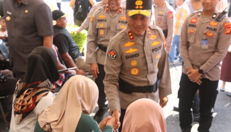 Kapolda Sumsel Irjen Pol Sandi Nugroho menyapa dan bersalaman dengan warga saat menghadiri Apel Sabuk Kamtibmas di Mapolres Kota Pagar Alam.