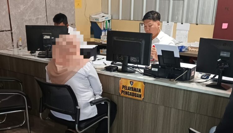 Korban dugaan penipuan ganjal ATM berinisial YL (42) memberikan keterangan kepada petugas piket SPKT di Mapolrestabes Palembang, Sumatera Selatan.