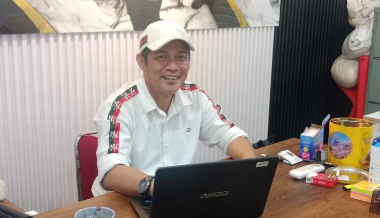 Direktur Eksekutif Suara Informasi Rakyat Sriwijaya (SIRA), Rahmad Sandi, memberikan keterangan terkait rencana aksi damai penolakan pencemaran lingkungan di Palembang.