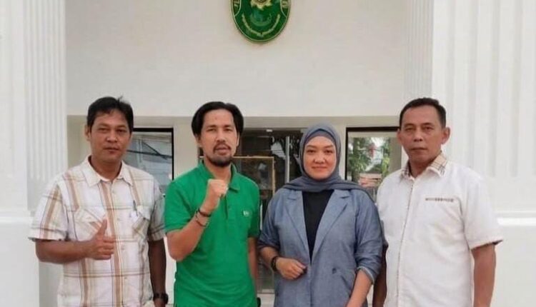 Penggugat Harri Saputra bersama tim kuasa hukumnya, Heri Suyatno, Bustanul Fahmi, dan Mirantiny, berfoto bersama usai menghadiri sidang perdana di Pengadilan Hubungan Industrial (PHI) pada Pengadilan Negeri Palembang, Sumatera Selatan.