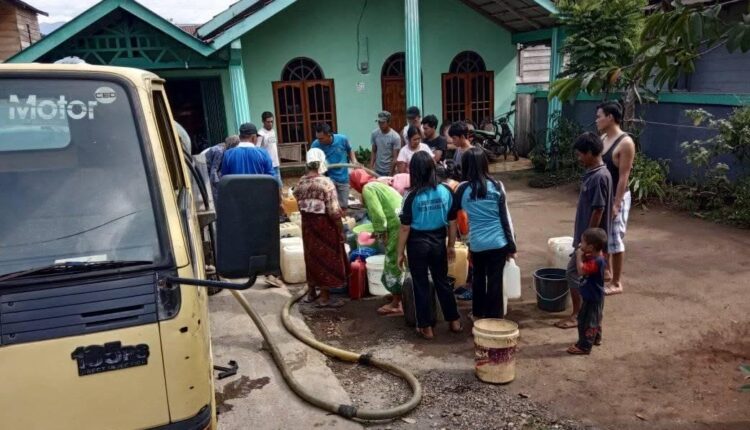 Sejumlah warga di wilayah Kecamatan Dempo Selatan mengantre untuk mengisi jerigen dan ember mereka dengan air bersih dari truk tangki milik UPTD PDAM Pagar Alam, Sumatra Selatan.