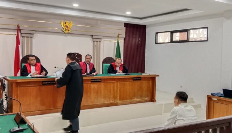 Suasana sidang lanjutan perkara dugaan tindak pidana korupsi penjualan lahan kawasan hutan dengan agenda pembacaan nota pembelaan (pledoi) terdakwa Yansori di Pengadilan Negeri (PN) Palembang, Sumatera Selatan.