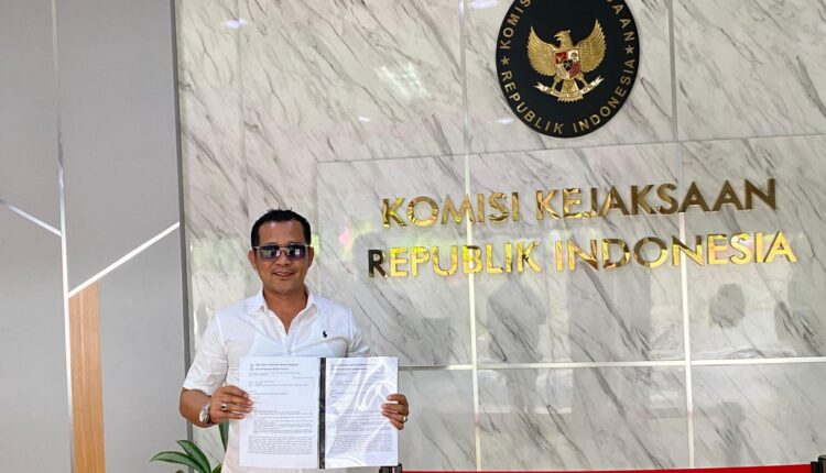 Direktur Eksekutif SIRA, Rahmat Sandi Iqbal, menunjukkan berkas laporan resmi di depan Kantor Komisi Kejaksaan Republik Indonesia, Jakarta.