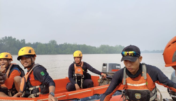 Tim SAR Gabungan dari Basarnas, BPBD, dan instansi terkait melakukan penyisiran menggunakan perahu karet di perairan Muara Lalan, Kecamatan Lalan, Musi Banyuasin.