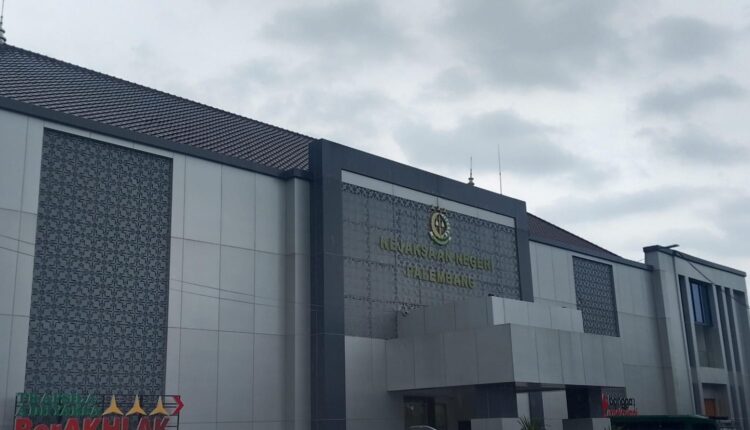 Gedung Kejaksaan Negeri (Kejari) Palembang di Kota Palembang, Sumatra Selatan.