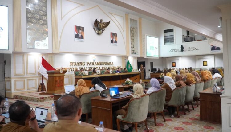 Asisten III Setda Kota Palembang, Akhmad Bastari, saat memimpin jalannya Sosialisasi Aplikasi KAWAL PAK WALI di Ruang Parameswara Kantor Wali Kota Palembang.