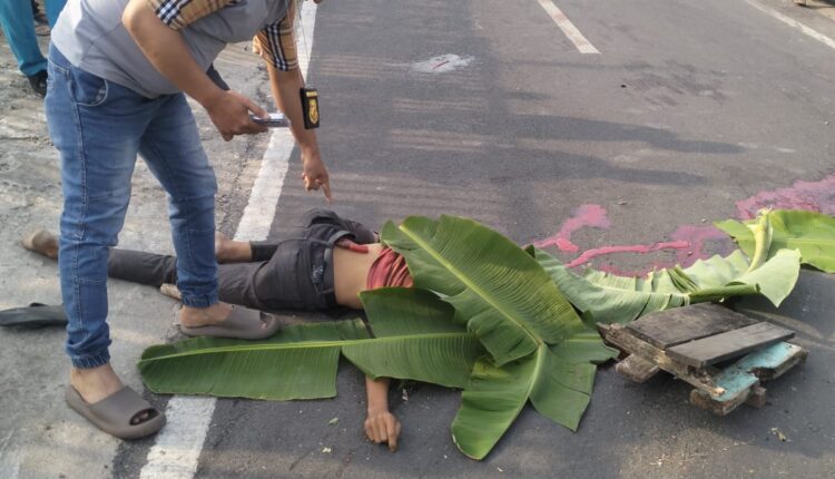 Seorang pria ditemukan tewas setelah sepeda motor curian yang dikendarainya hilang kendali dan menghantam tiang listrik di Jalan Demang Raya, Kelurahan Lorok Pakjo, Kecamatan Ilir Barat I, Palembang.