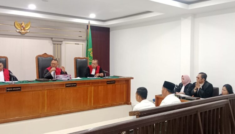 Persidangan kasus dugaan korupsi gratifikasi proyek Irigasi Ataran Air Lemutu Muara Enim di Pengadilan Tipikor Palembang diwarnai perdebatan mengenai kehadiran saksi Hermizon.