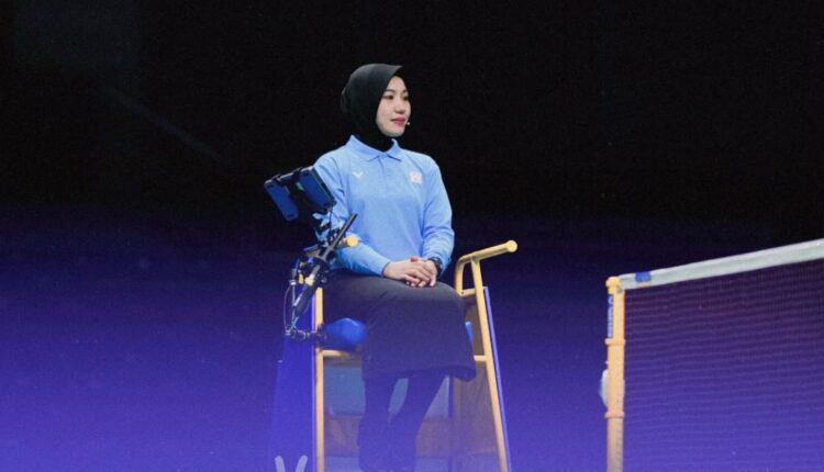 Helen Purnama Sari, aparatur sipil negara (ASN) Dinas Pendidikan Kota Lubuklinggau, bersiap memimpin jalannya laga di arena bulu tangkis. Memulai karier dari tingkat daerah sejak 2014, wasit perempuan berhijab pertama dari Sumatera Selatan ini kini mengantongi lisensi BWF untuk memimpin turnamen besar kelas dunia seperti BWF Super 1000 hingga Olimpiade.