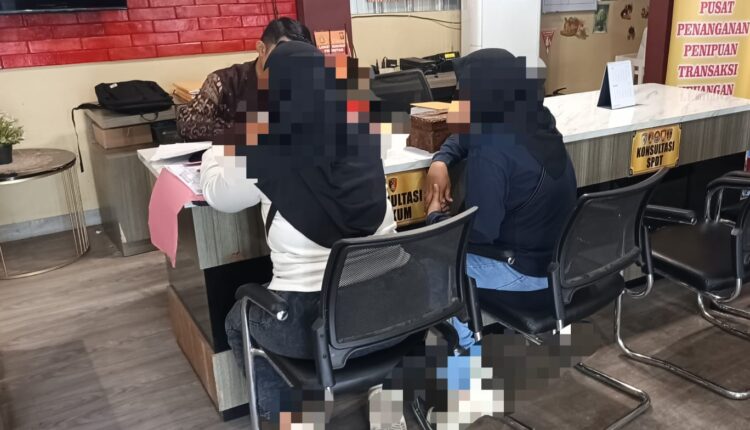 Seorang Ibu Rumah Tangga (IRT) berinisial CP (31) memberikan keterangan kepada petugas piket pengaduan di SPKT Polrestabes Palembang.
