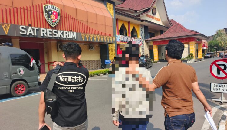 Anggota Satreskrim Polrestabes Palembang menggiring seorang pelajar yang kedapatan menguasai senjata api rakitan (senpira) jenis revolver dan satu butir amunisi.
