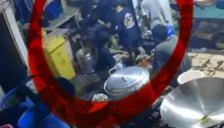 Detik-detik rekaman kamera pengawas (CCTV) memperlihatkan suasana area dapur Rumah Makan Pecel Lele Hj Syam saat terjadi perkelahian antar-karyawan di Kelurahan Tangga Takat, Kecamatan Seberang Ulu (SU) II, Palembang.