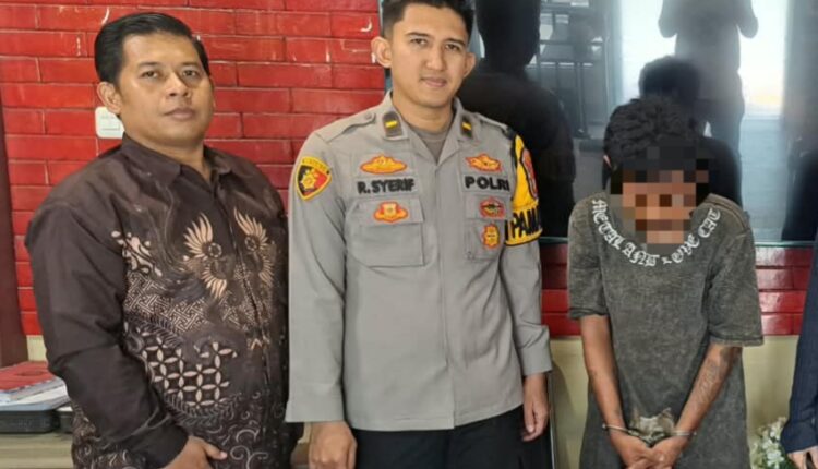 Petugas kepolisian mengamankan tersangka RN di Mapolrestabes Palembang, Sumatera Selatan.