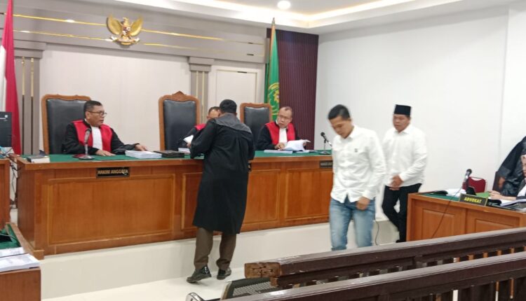 Dua terdakwa kasus korupsi proyek irigasi Ataran Air Lemutu saat menjalani sidang tuntutan di PN Tipikor Palembang.