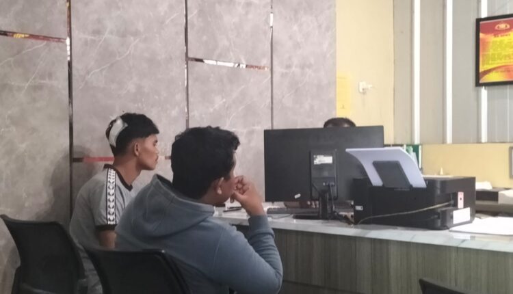 Korban dugaan penganiayaan, Rio (23), duduk dengan kepala diperban saat memberikan keterangan kepada petugas di Sentra Pelayanan Kepolisian Terpadu (SPKT) Polrestabes Palembang, Sumatera Selatan.