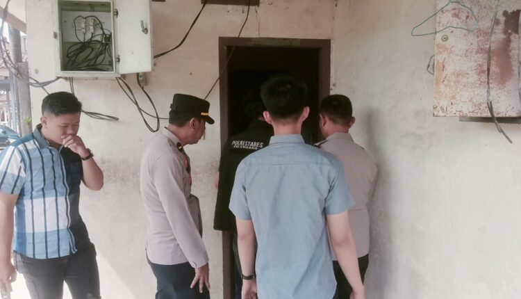 Jajaran kepolisian memeriksa lokasi penemuan mayat laki-laki di dalam pos kawasan Jalan Bypass Terminal KM 12, Kecamatan Alang-alang Lebar, Palembang.