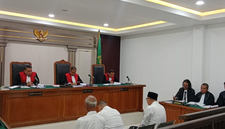 Majelis Hakim yang diketuai Pitriadi memimpin sidang perdana perkara dugaan korupsi pemberian Kredit Usaha Rakyat (KUR) Bank Sumsel Babel Cabang Martapura di Pengadilan Negeri (PN) Tipikor Palembang.