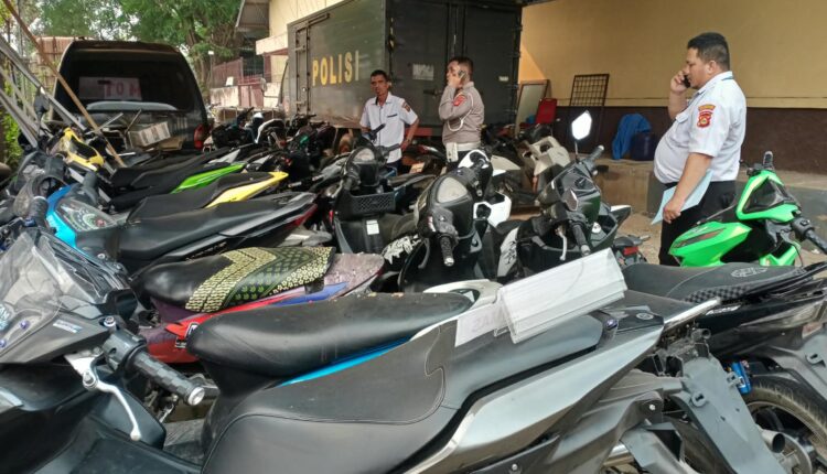 Jajaran Polrestabes Palembang memperlihatkan ratusan sepeda motor hasil penindakan Kegiatan Rutin yang Ditingkatkan (KRYD) gabungan periode 29 Agustus hingga 6 September 2026.