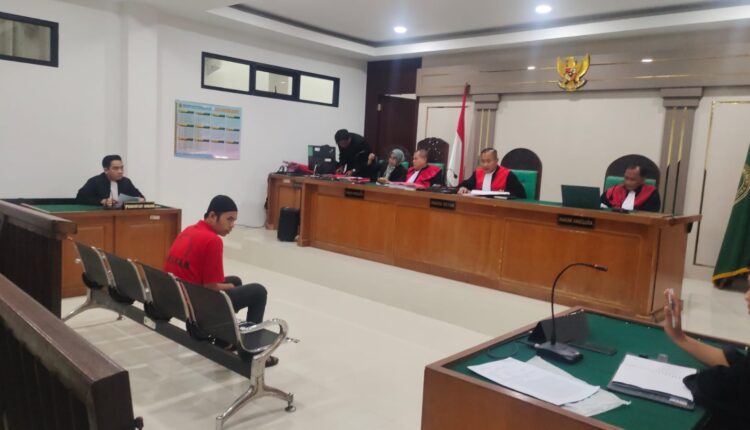 Terdakwa Andy Saputra duduk di kursi pesakitan saat mendengarkan pembacaan surat dakwaan oleh Jaksa Penuntut Umum (JPU) Kejari Palembang dalam persidangan di Pengadilan Negeri Palembang.