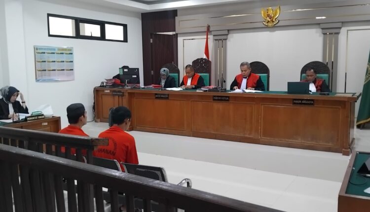 Dua terdakwa kasus pengangkutan bahan bakar minyak (BBM) ilegal, Zacki Sa’ad dan Yoga Pamungkas (baju tahanan oranye), mendengarkan pembacaan amar putusan oleh Majelis Hakim di Pengadilan Negeri Palembang.