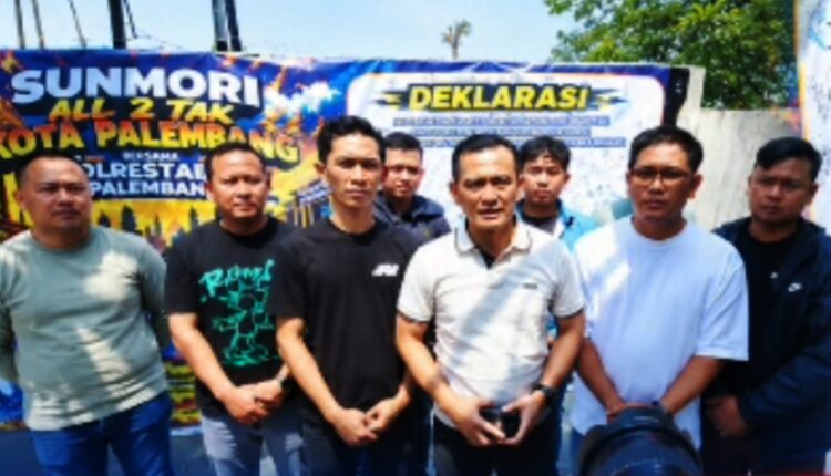 Kapolrestabes Palembang Kombes Pol Sonny Mahar Budi Adityawan bersama perwakilan komunitas motor Sunmori All 2 Tak menghadiri Deklarasi Gerakan Pemuda Anti Balap Liar Kota Palembang di Aula Puspenkom Kanwil Kemenag Sumsel.