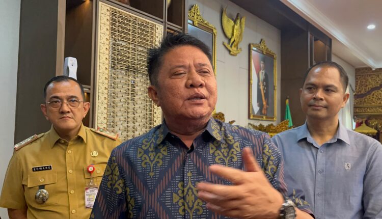 Gubernur Sumatera Selatan Herman Deru memberikan keterangan pers usai menggelar rapat koordinasi bersama PT Pertamina Patra Niaga di Griya Agung Palembang.