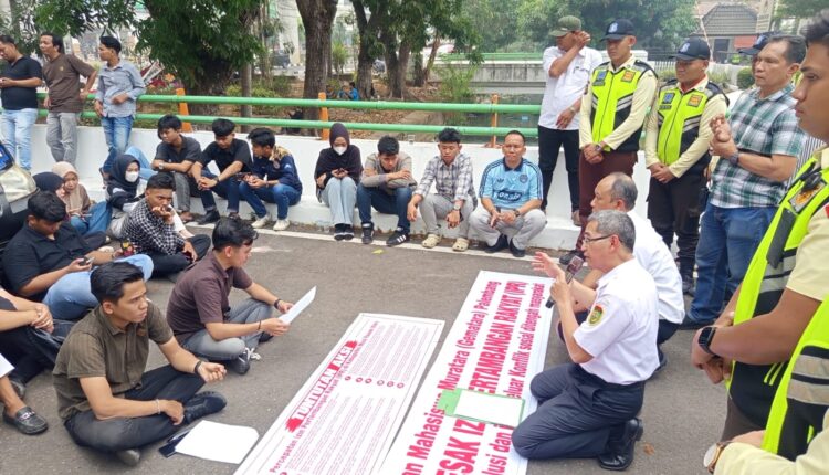 Sejumlah perwakilan Gerakan Mahasiswa Muratara (Gemantara) menyampaikan tuntutan di Palembang.