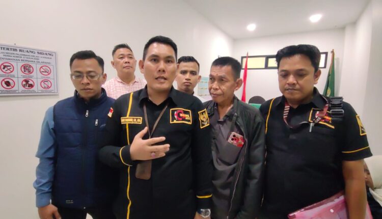Kuasa hukum masyarakat Kenten Raya sekaligus Founder YLBH Ganta Keadilan Sriwijaya, Sapriadi Syamsuddin, saat memberikan penjelasan kepada awak media usai mediasi terakhir di Pengadilan Negeri (PN) Palembang.