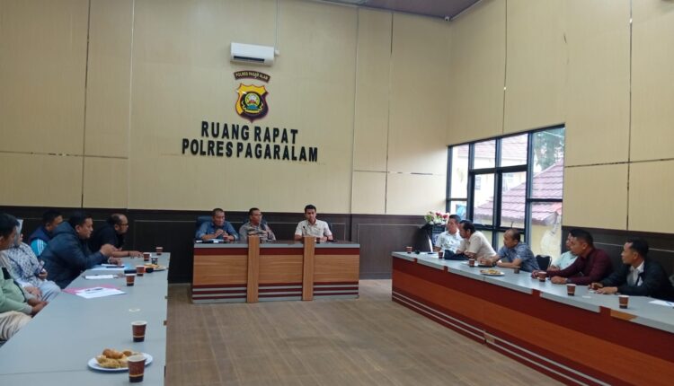 Kabag Ops Polres Pagar Alam Kompol Mursal Mahdi memimpin rapat koordinasi penataan antrean bahan bakar minyak (BBM) bersama pihak pengelola SPBU dan perwakilan Pemkot Pagar Alam di Ruang Rapat Polres Pagar Alam.