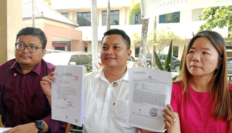 Kuasa hukum pelapor, Desmon Simanjuntak menunjukkan berkas penetapan P21 dari Kejaksaan Tinggi saat menyampaikan keterangan pers terkait kasus dugaan penipuan.