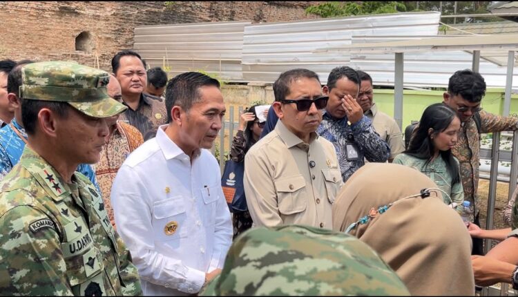 Menteri Kebudayaan RI Fadli Zon bersama Wali Kota Palembang Ratu Dewa saat meninjau kawasan Benteng Kuto Besak (BKB) di Palembang.
