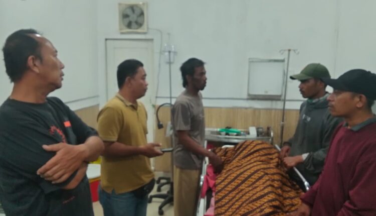 Sejumlah warga dan kerabat mendampingi jenazah korban L (59) saat berada di Rumah Sakit PT Pusri, Palembang.