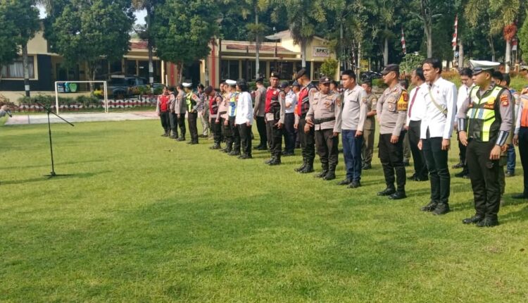 Kabag Ops Polres Pagar Alam Kompol Mursal Mahdi memberikan arahan kepada personel gabungan saat apel persiapan pengamanan SPBU di lapangan Mapolres Pagar Alam, Sumatera Selatan.