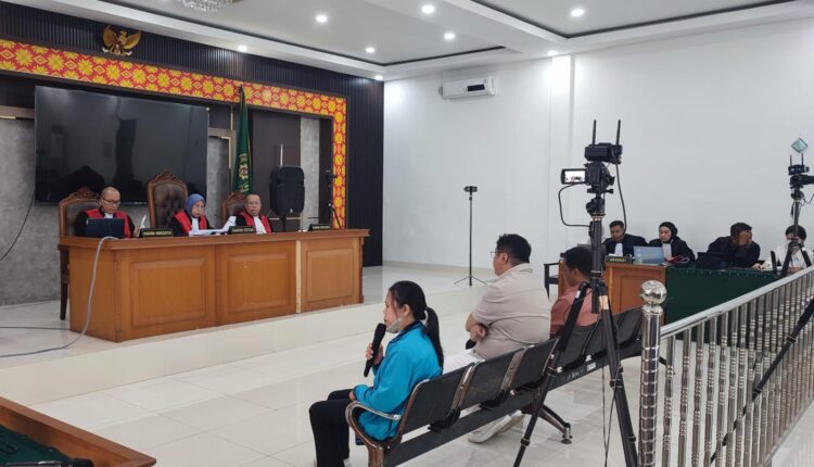 Saksi memberikan keterangan di hadapan Majelis Hakim dalam sidang lanjutan perkara dugaan korupsi pengadaan Chromebook dan Smart Board Disdikbud Muara Enim di Pengadilan Negeri Palembang.