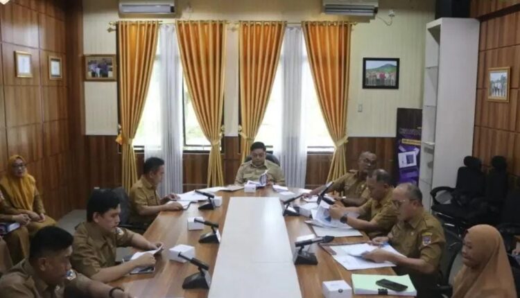 Sekretaris Daerah Kota Pagar Alam, Zaily Oktosab Fitri Abidin, memimpin rapat koordinasi persiapan validasi Pemantauan dan Evaluasi Kinerja Penyelenggara Pelayanan Publik (PEKPPP) Tahun 2026 di Ruang Rapat Besemah Tige, Setdako Pagar Alam.