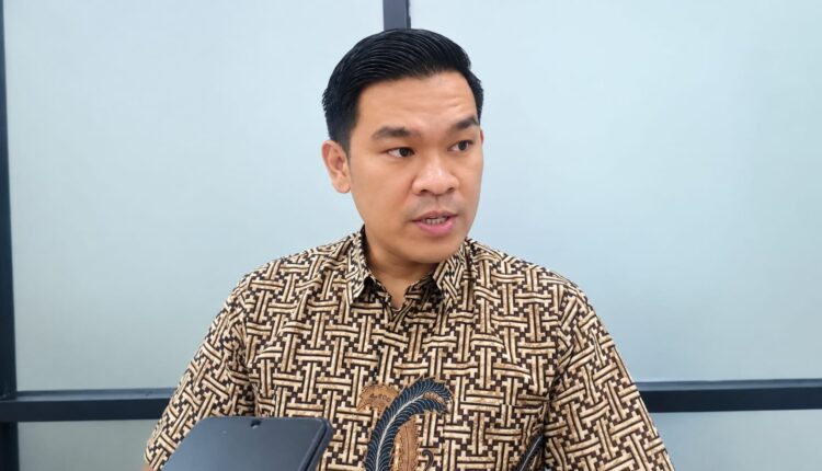 Jaksa Penuntut Umum (JPU) KPK, Meyer Volmar Simanjuntak, memberikan keterangan pers usai persidangan kasus dugaan korupsi pengadaan alat peraga sekolah Disdikbud Muara Enim di PN Palembang.